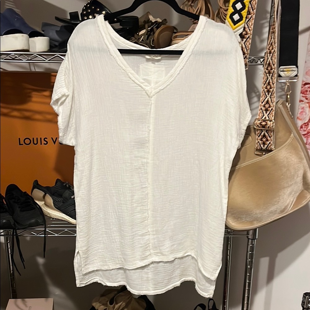 Boutique White V-Neck Short Sleeve Top